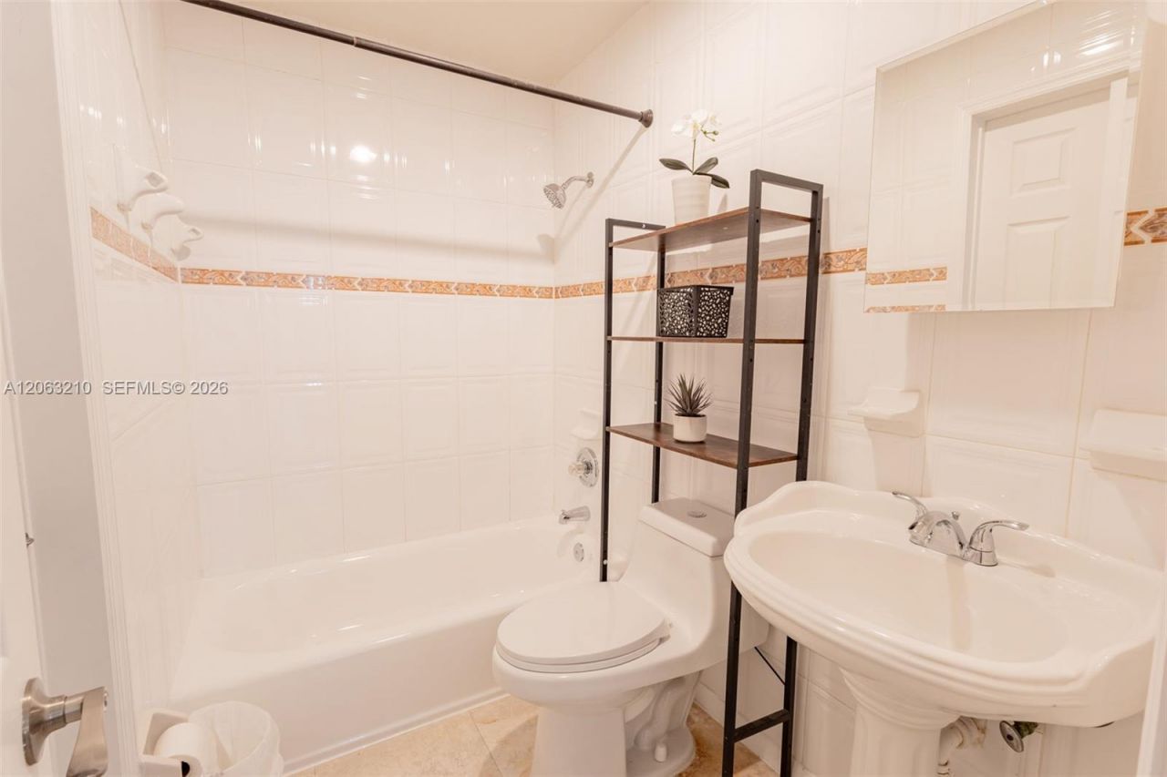 18150 NW 82nd Ave, Hialeah, FL 33015 Photo