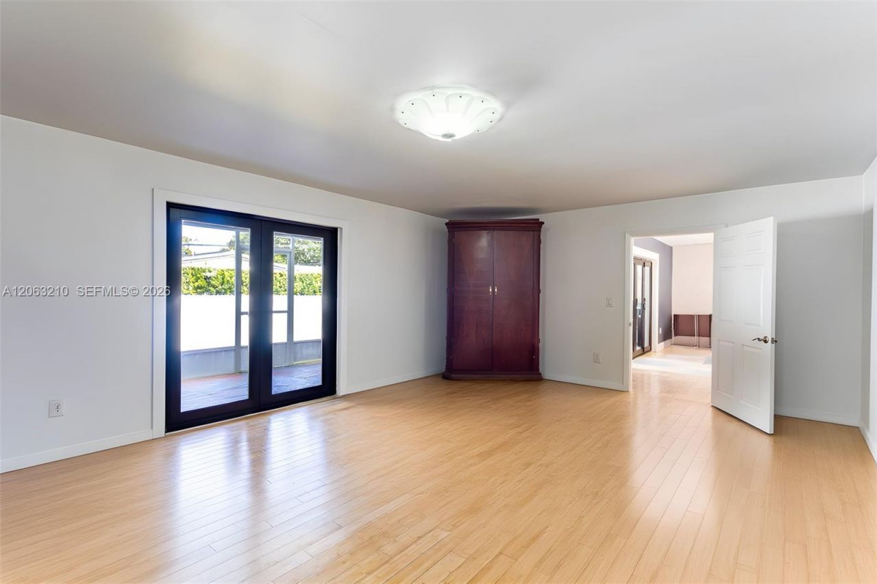 18150 NW 82nd Ave, Hialeah, FL 33015 Photo