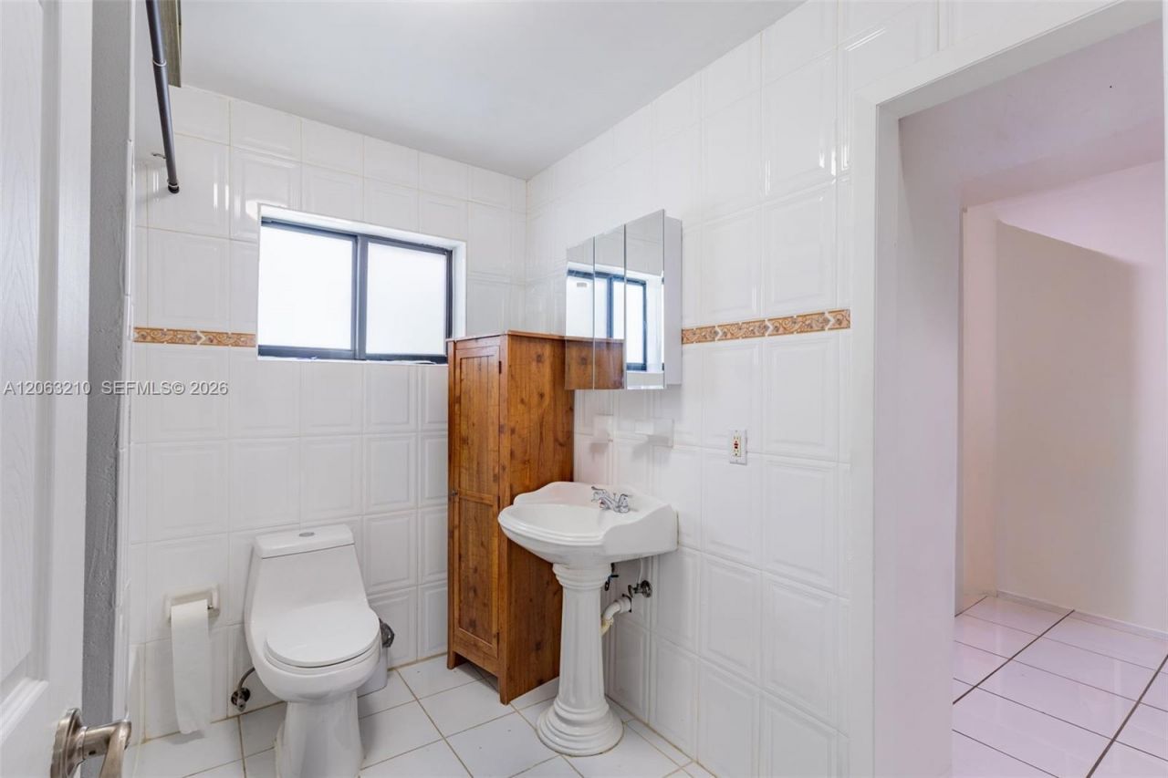 18150 NW 82nd Ave, Hialeah, FL 33015 Photo