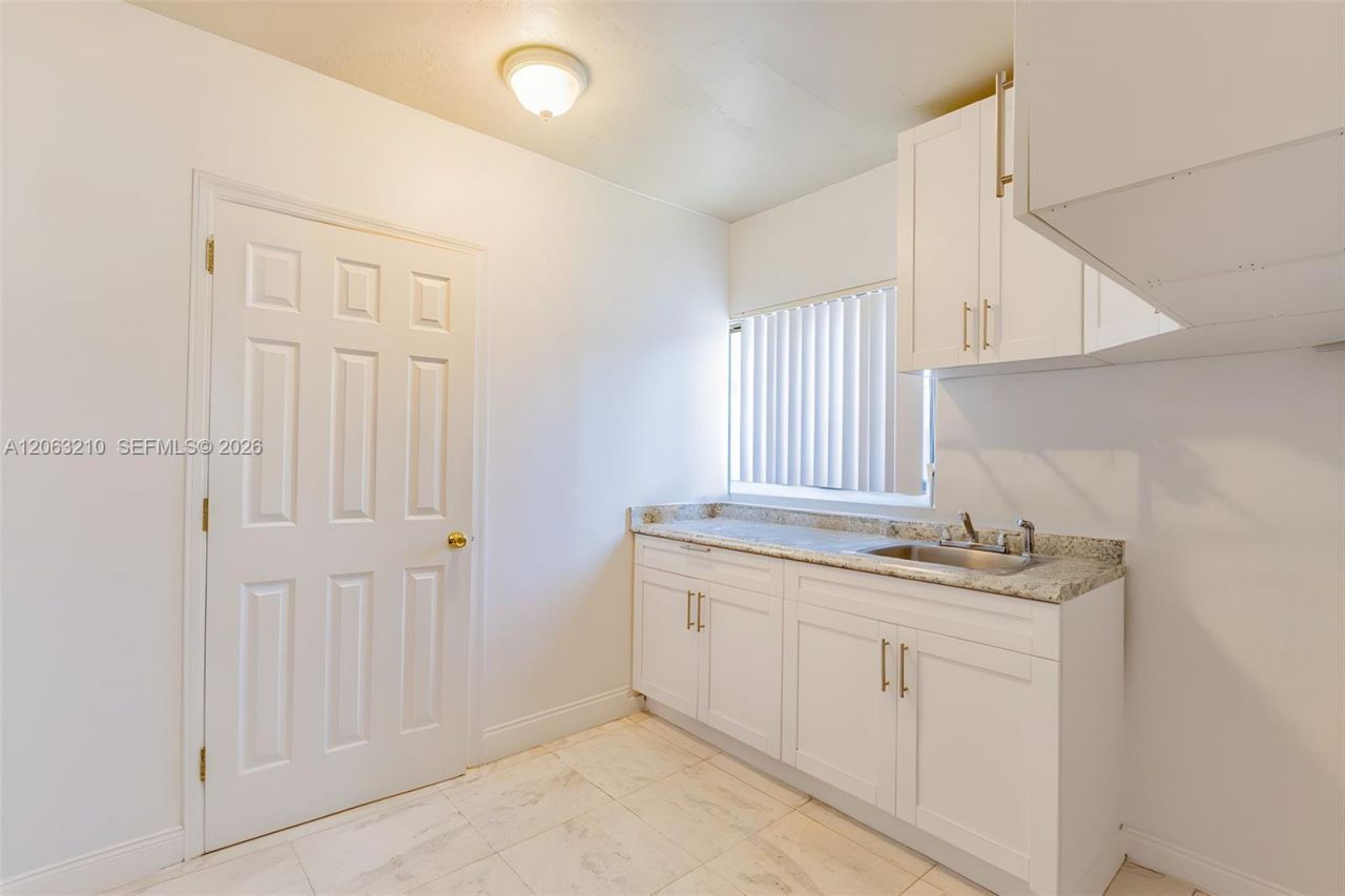 18150 NW 82nd Ave, Hialeah, FL 33015 Photo