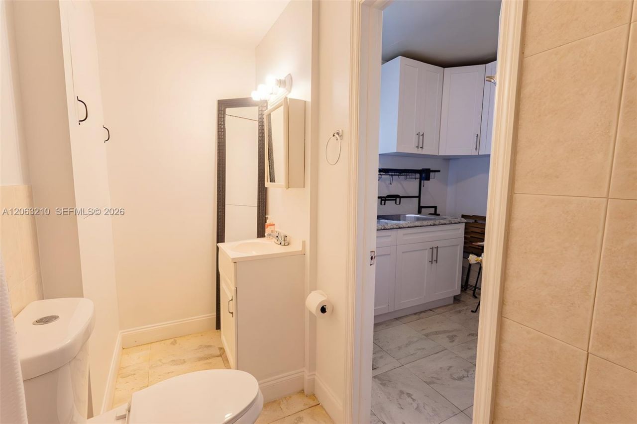 18150 NW 82nd Ave, Hialeah, FL 33015 Photo