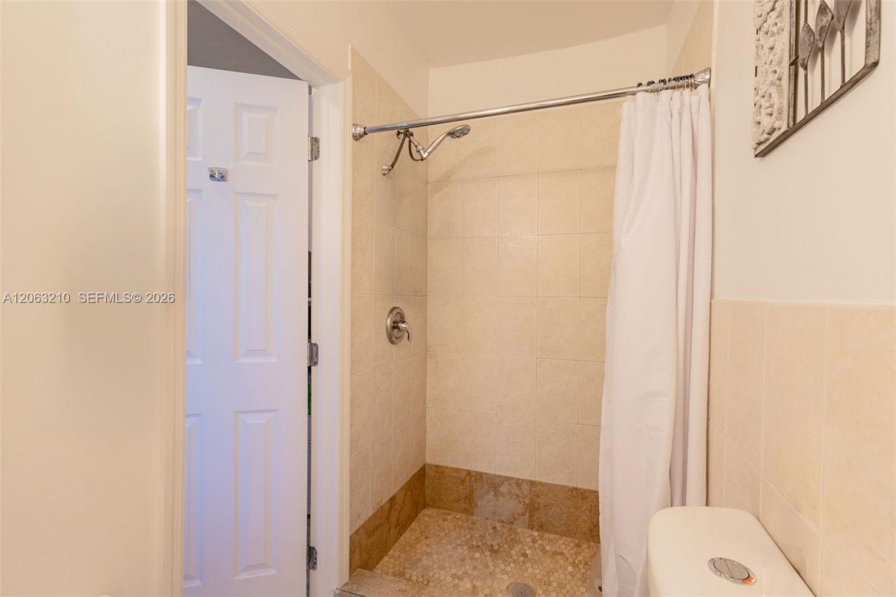18150 NW 82nd Ave, Hialeah, FL 33015 Photo