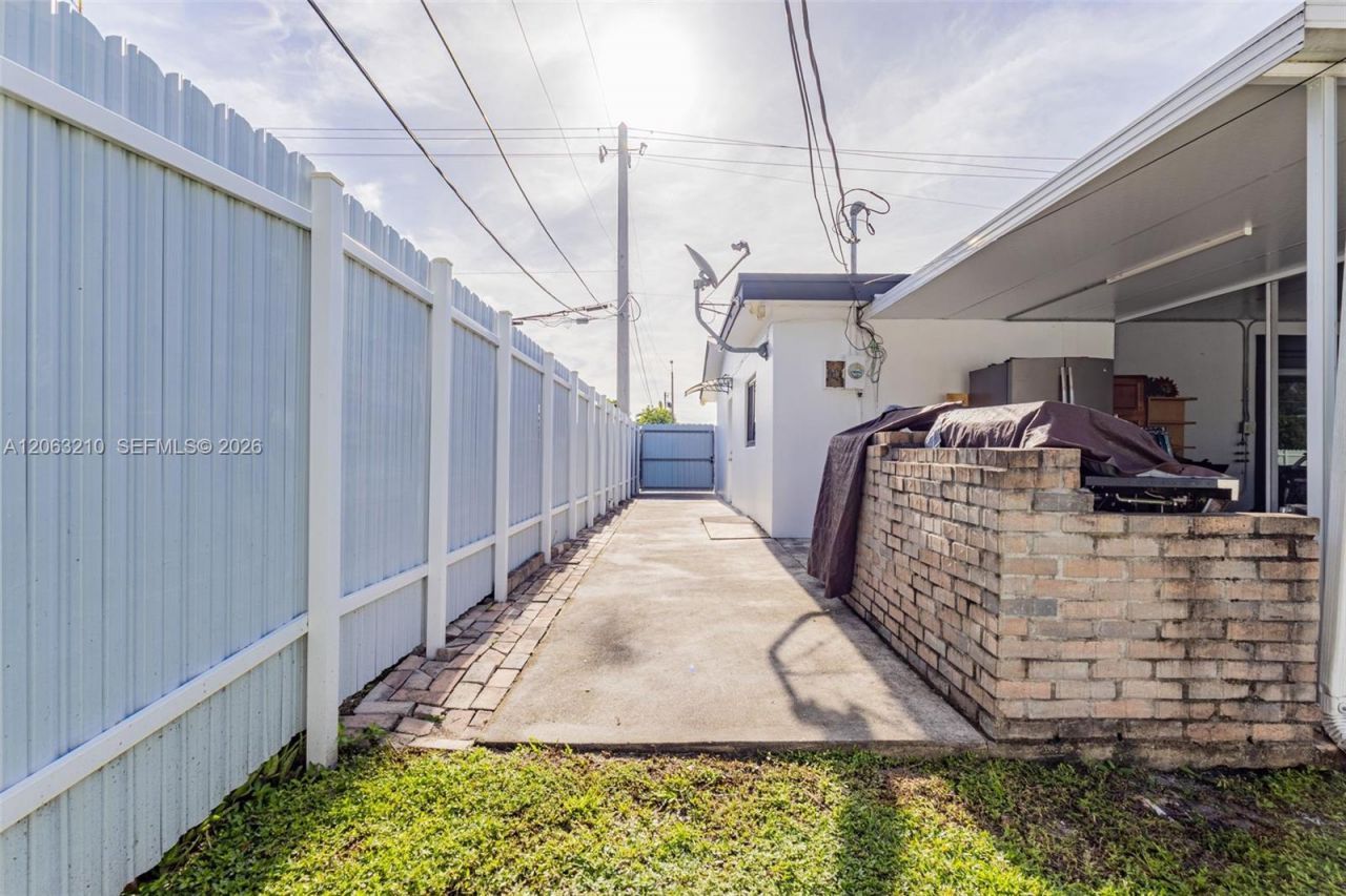 18150 NW 82nd Ave, Hialeah, FL 33015 Photo