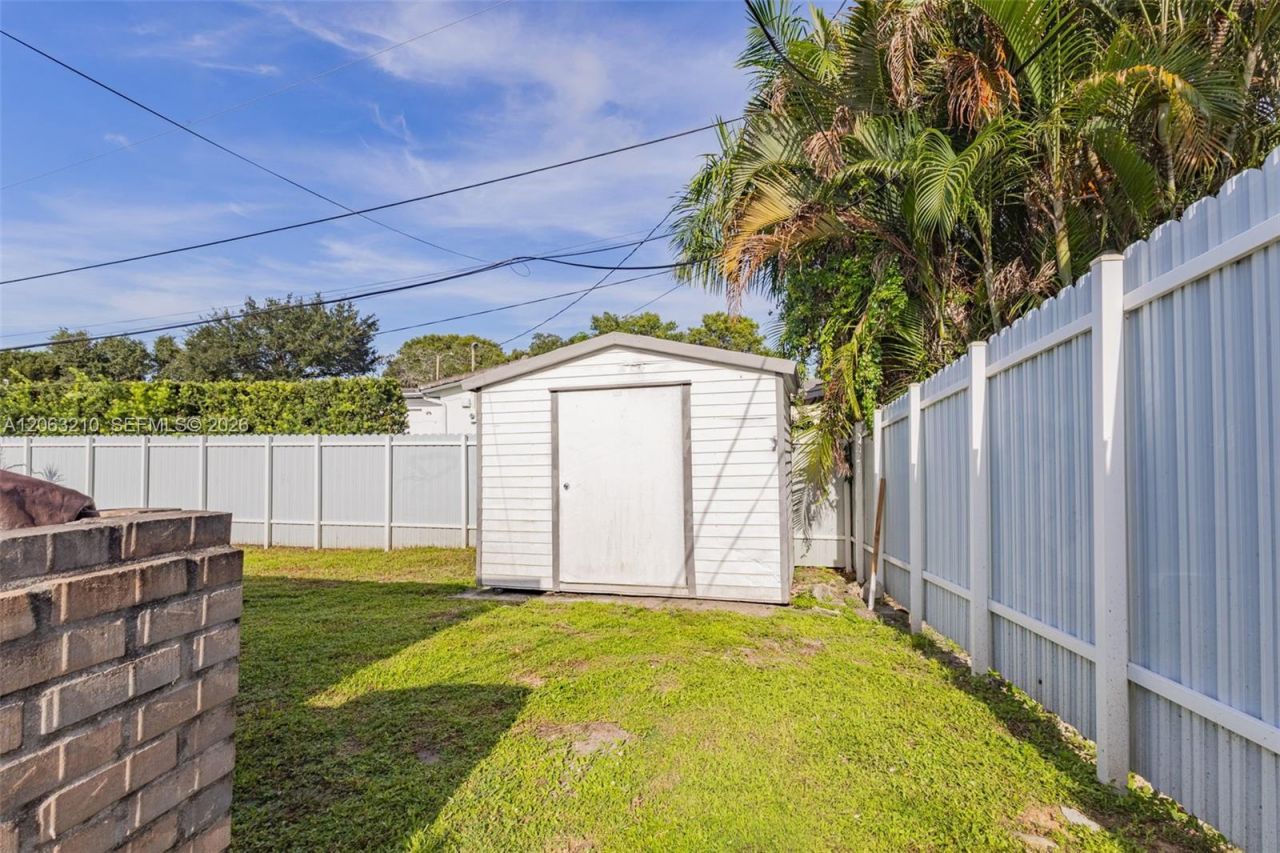 18150 NW 82nd Ave, Hialeah, FL 33015 Photo