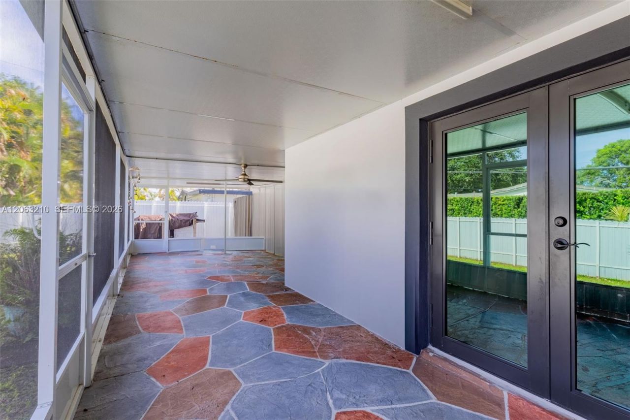 18150 NW 82nd Ave, Hialeah, FL 33015 Photo