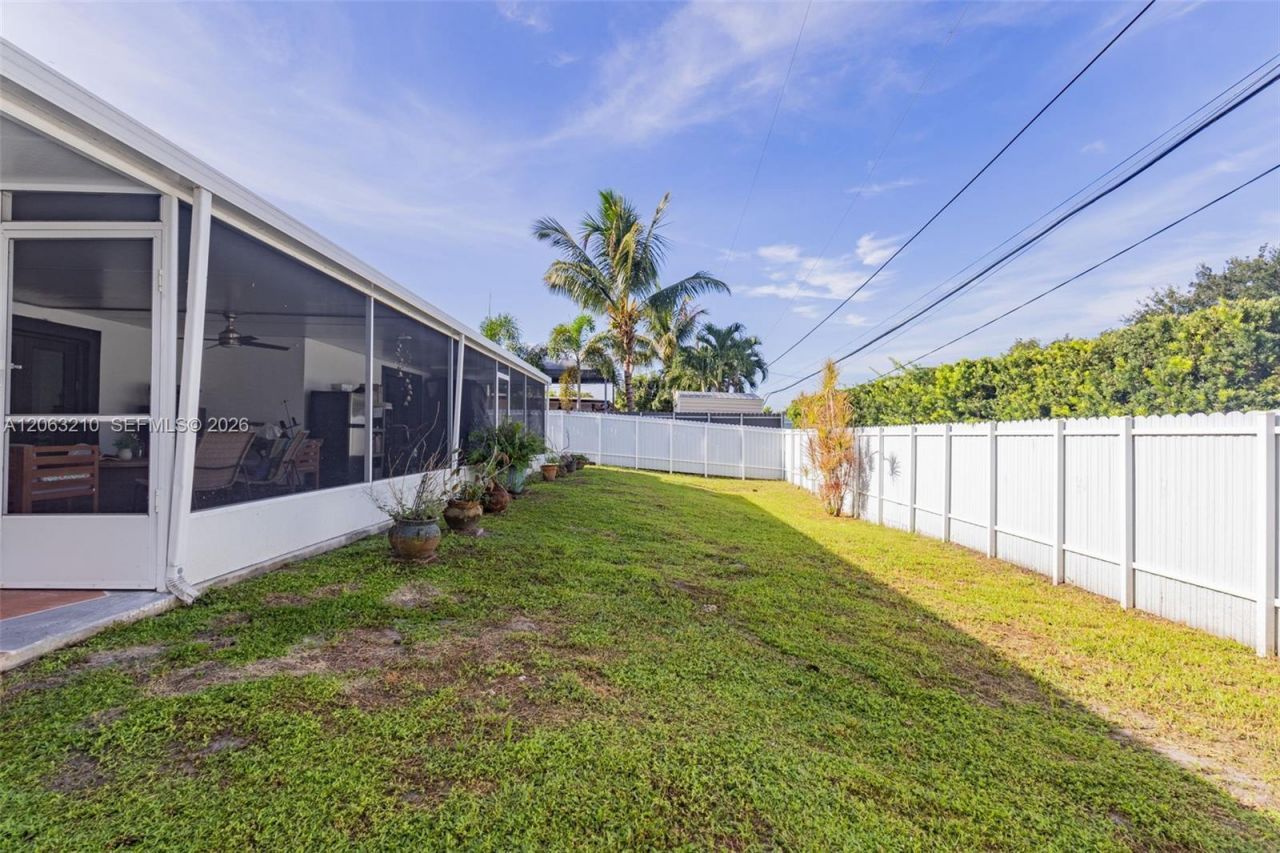 18150 NW 82nd Ave, Hialeah, FL 33015 Photo
