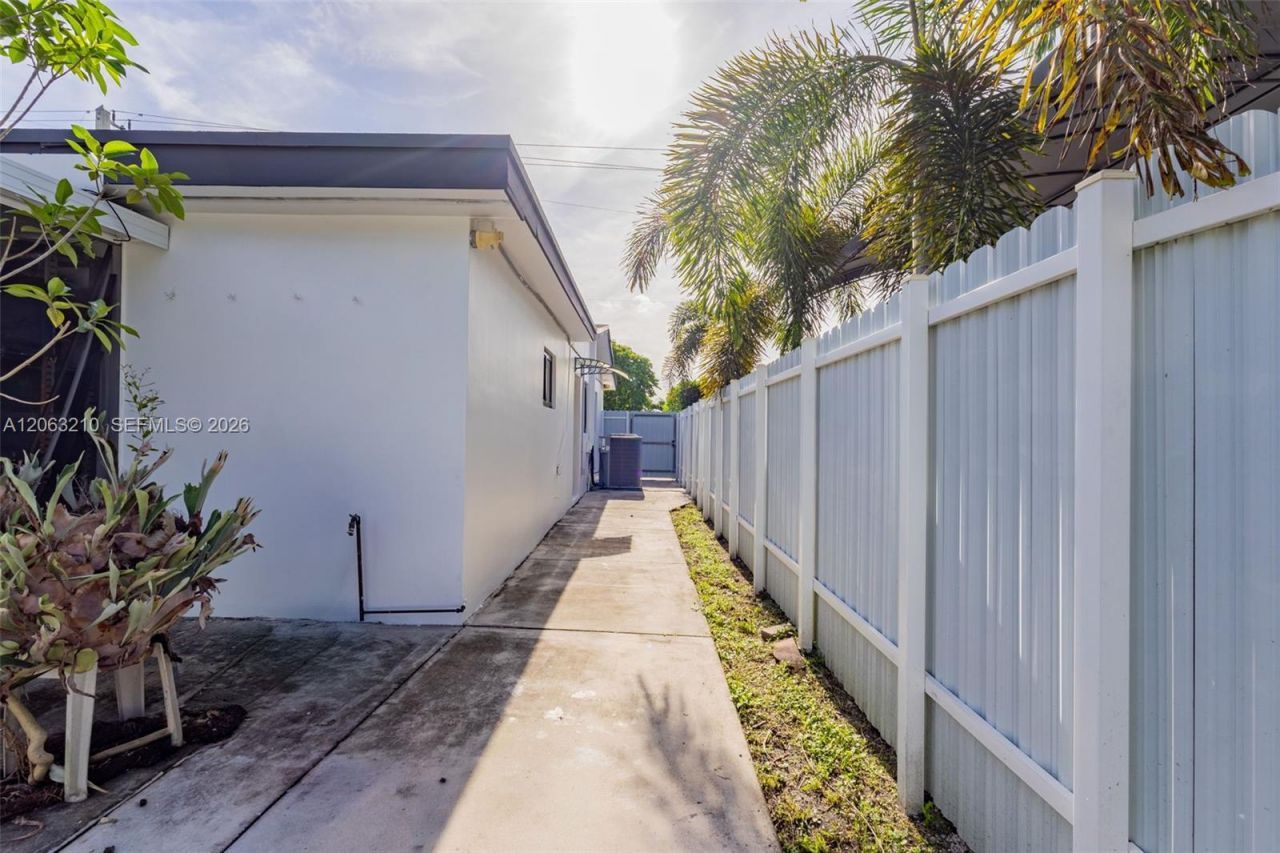 18150 NW 82nd Ave, Hialeah, FL 33015 Photo