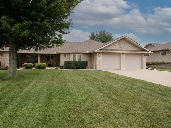 1364 7th Avenue SE, Sioux Center, IA 51250
