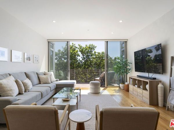 12504 Woodbridge Street, Unit 402, Studio City, CA 91604