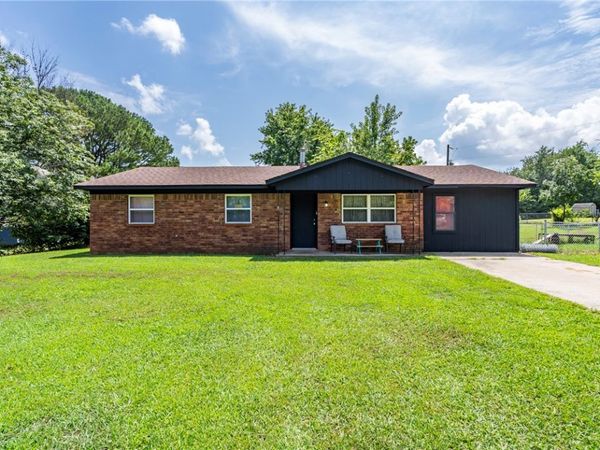 427 W Walnut Avenue , Oaks, OK 74359