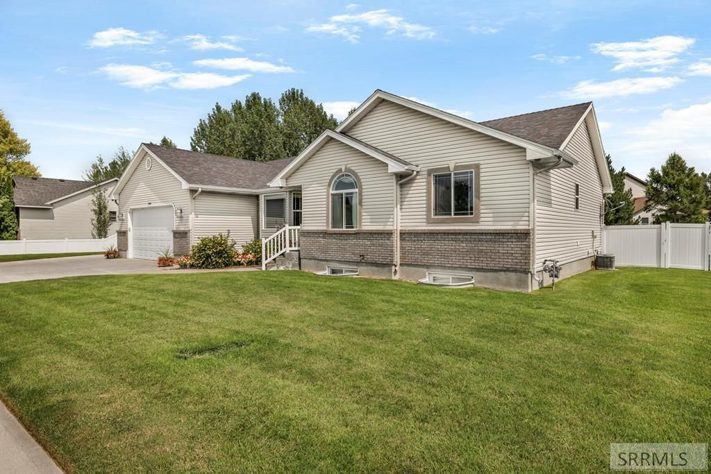 3864 E John Adams Parkway, Ammon, ID 83406 Main Photo