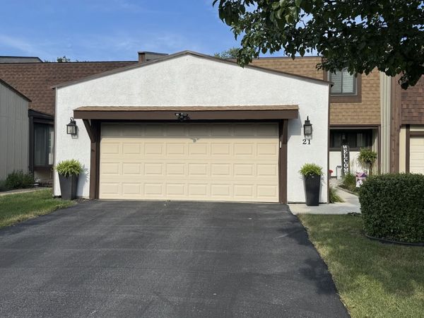 21 DEERCREST Square , Unit 21, Indian Head Park, IL 60525