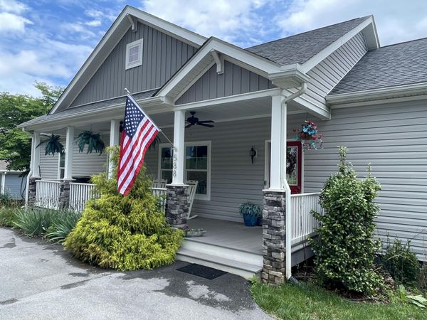 588 Lake Edge DR , Moneta, VA 24121