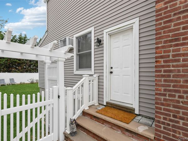 11 Deauville Parkway , Lindenhurst, NY 11757