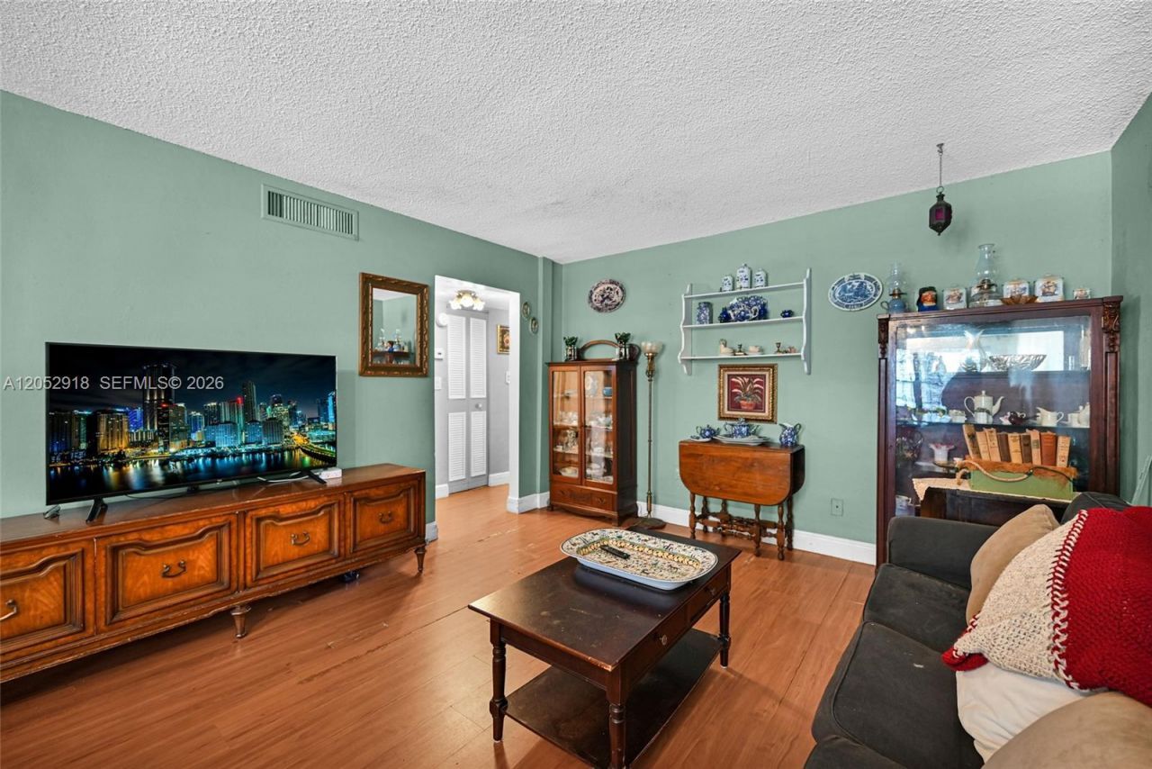 1335 W 68th St, Unit 204, Hialeah, FL 33014 Photo