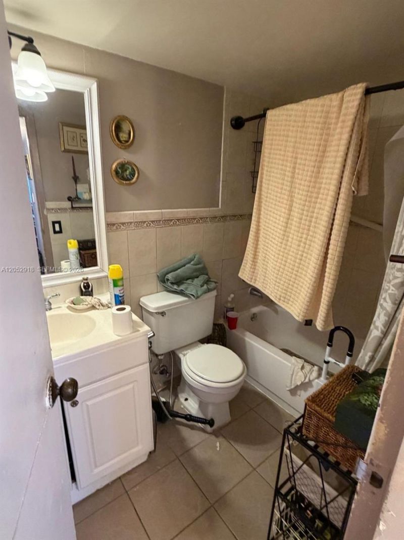 1335 W 68th St, Unit 204, Hialeah, FL 33014 Photo