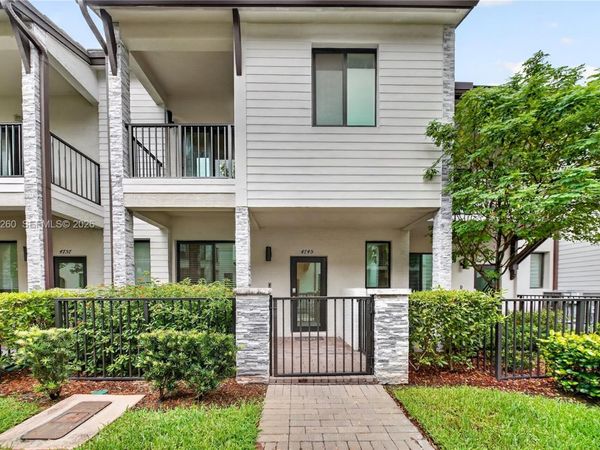 4745 NW 83rd Pkwy , Doral, FL 33166