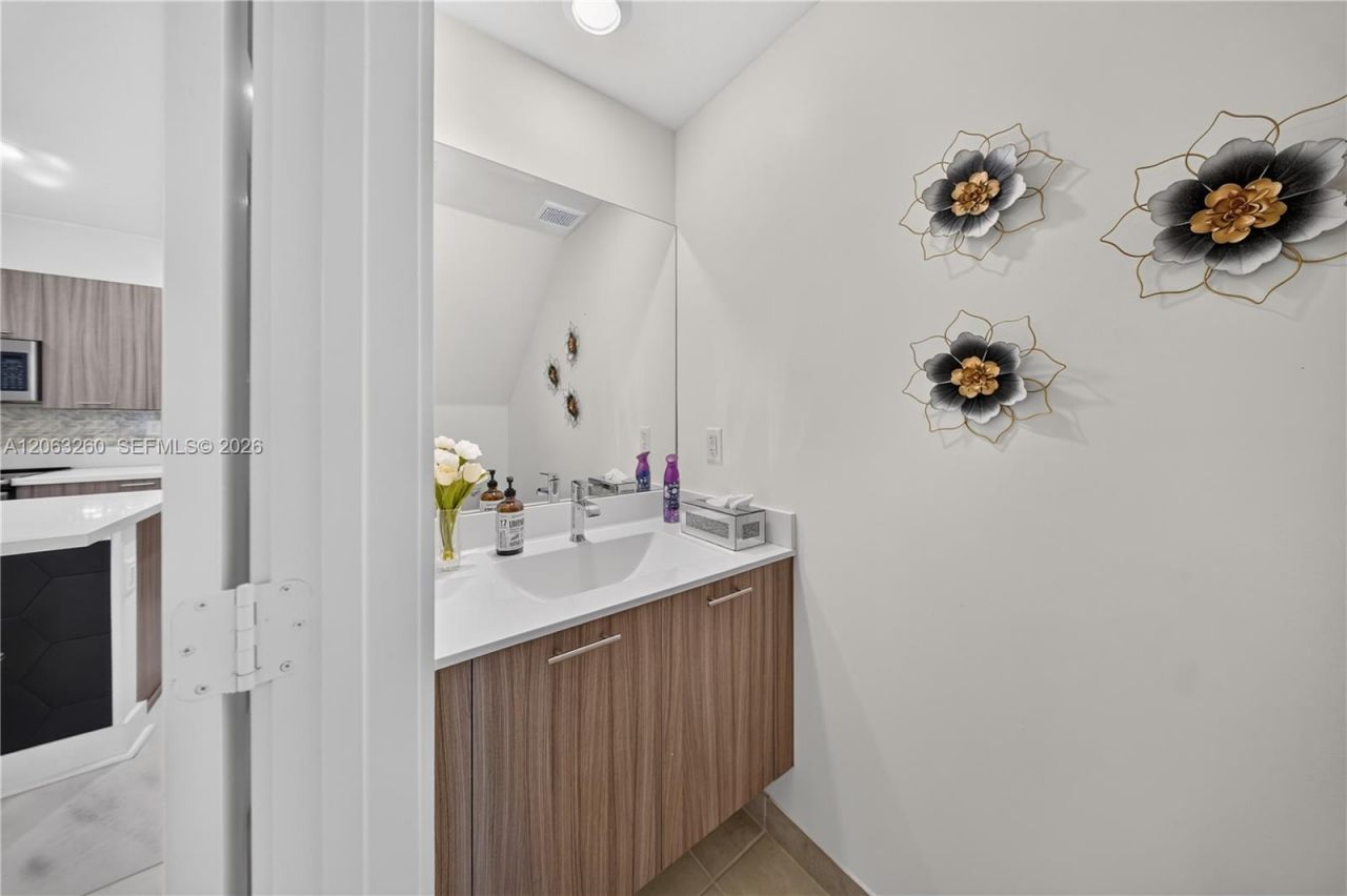 4745 NW 83rd Pkwy , Doral, FL 33166 Photo