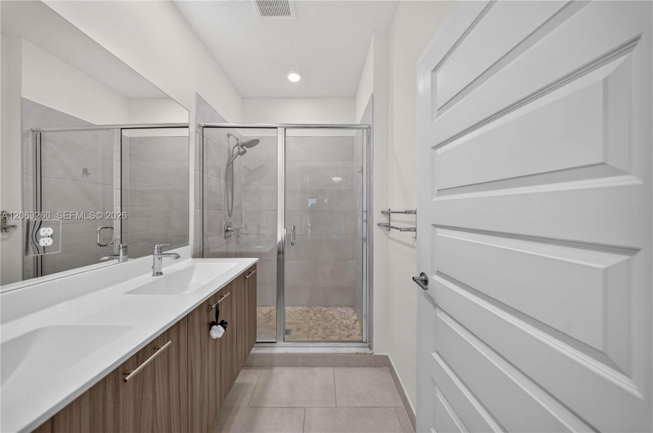 4745 NW 83rd Pkwy , Doral, FL 33166 Photo