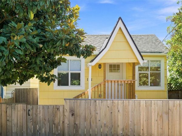 121 Pine St , Nanaimo, BC V9R 2B4