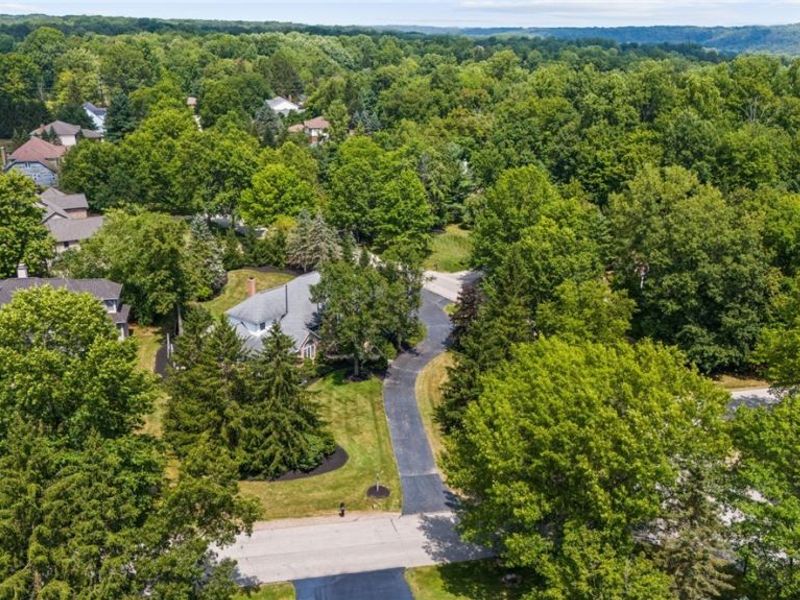 800 Hardwood Court, Gates Mills, OH 44040 Photo 2