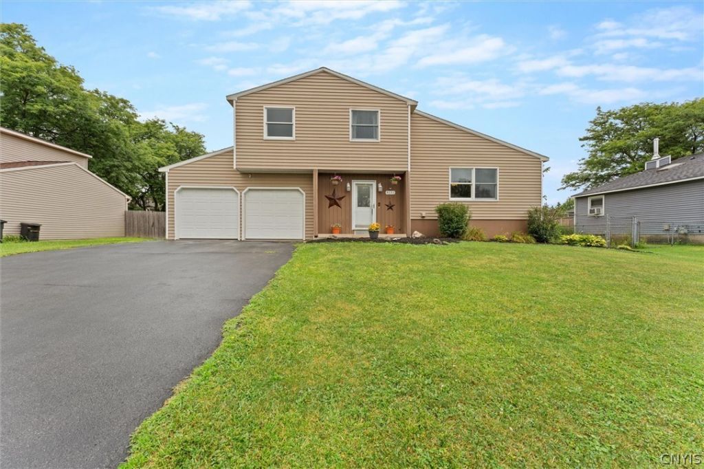 8151 Scotia Lane, Liverpool, NY 13090 Main Photo