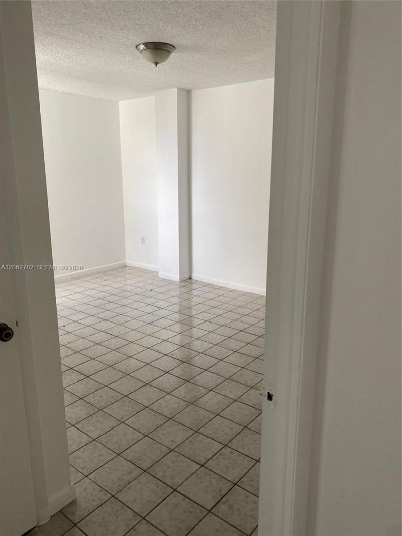 5050 NW 7th St, Unit 805, Miami, FL 33126 Photo
