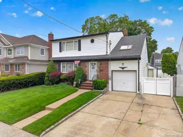 1769 W End Avenue , New Hyde Park, NY 11040