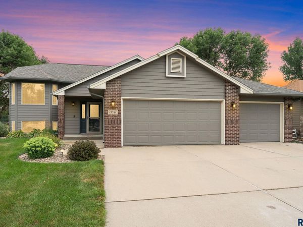 7247 W Chesapeake Ln, Sioux Falls, SD 57106
