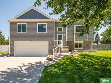 807 Edgewater Drive, Papillion, NE 68046