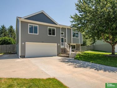 807 Edgewater Drive, Papillion, NE 68046