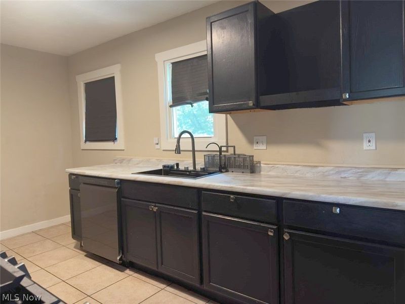 2024 Ridgehill Road, Cleveland, OH 44121 Photo 12