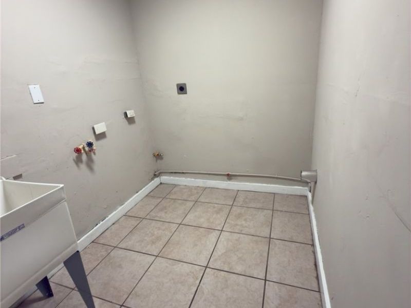 2024 Ridgehill Road, Cleveland, OH 44121 Photo 15