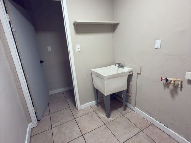 2024 Ridgehill Road, Cleveland, OH 44121 Photo 22