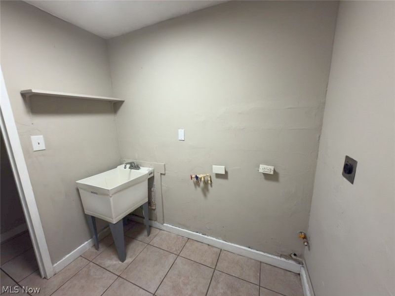 2024 Ridgehill Road, Cleveland, OH 44121 Photo 23
