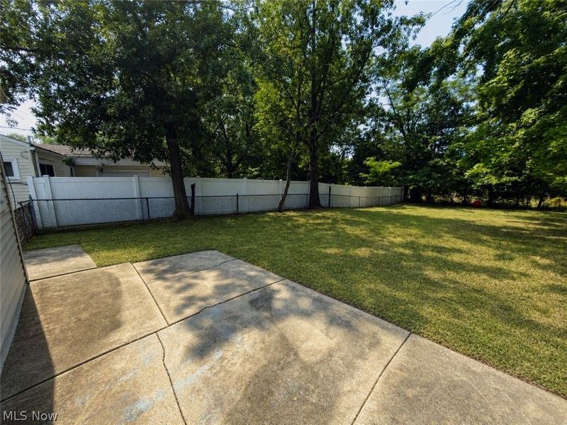 2024 Ridgehill Road, Cleveland, OH 44121 Photo 4