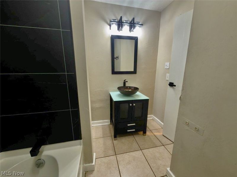 2024 Ridgehill Road, Cleveland, OH 44121 Photo 43