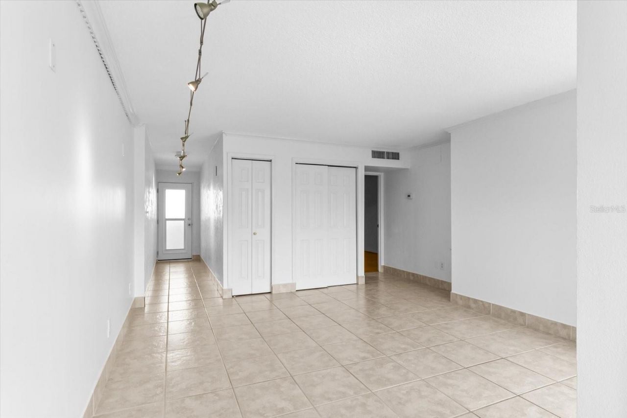 33 S Gulfstream Avenue, Unit 305, Sarasota, FL 34236 Photo