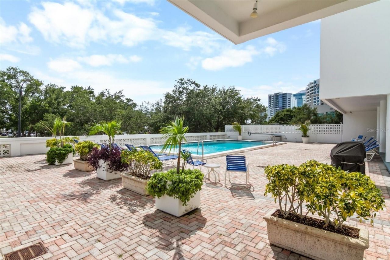 33 S Gulfstream Avenue, Unit 305, Sarasota, FL 34236 Photo