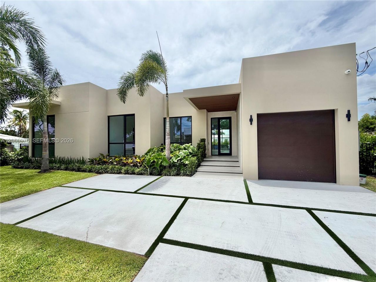 2030 N Hibiscus Dr, North Miami, FL 33181 Main Photo