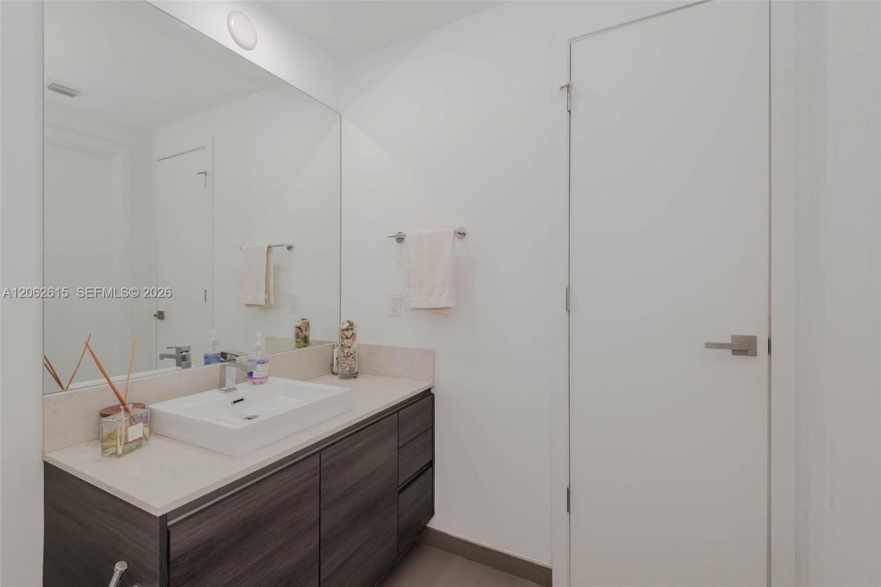 1080 Brickell Ave, Unit 3405, Miami, FL 33131 Photo