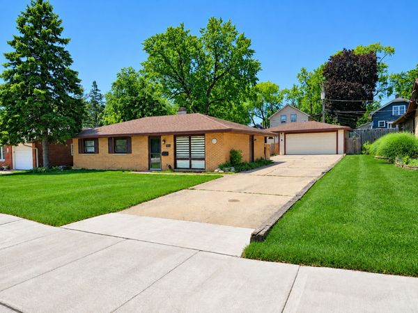 17 California Avenue , Carpentersville, IL 60110