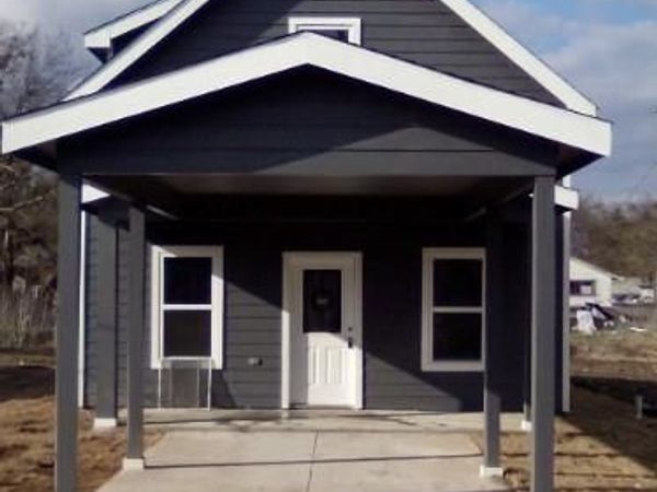 114 E Oak Street , Whitewright, TX 75491