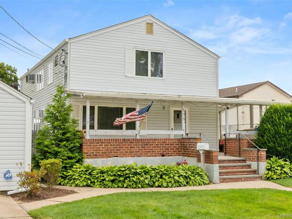 175 Centre Avenue , Lindenhurst, NY 11757