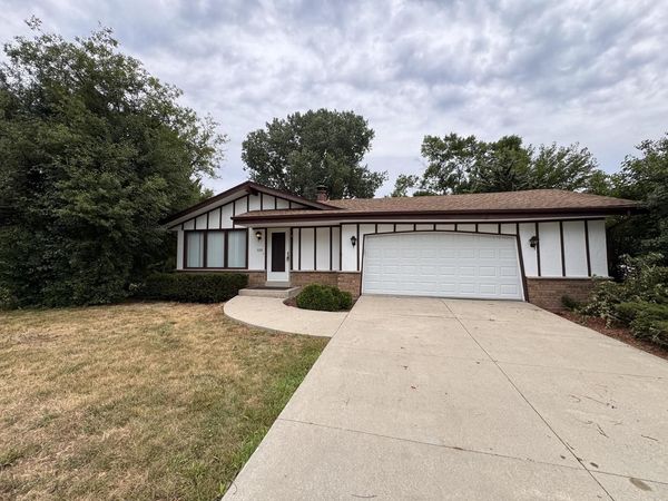 2330 S Brookside PARKWAY, New Berlin, WI 53151
