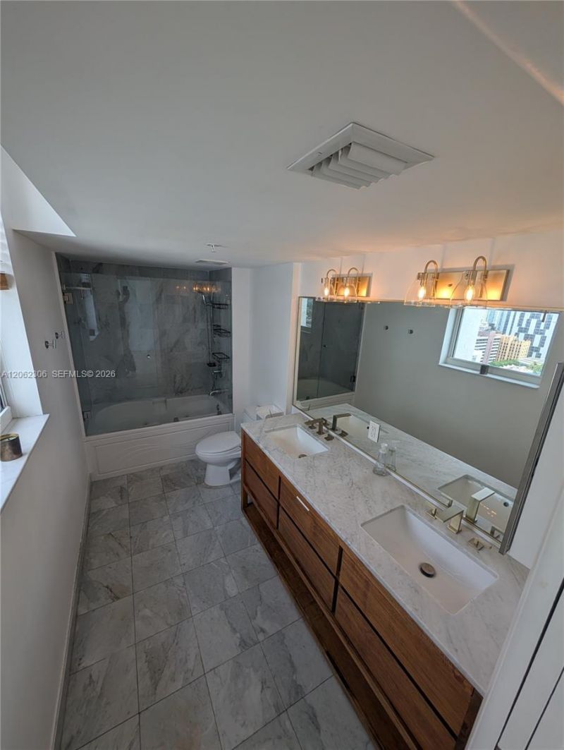 31 SE 5 , Unit 3002, Miami, FL 33131 Photo