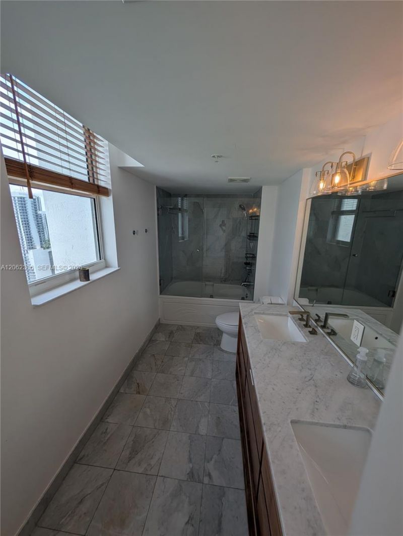 31 SE 5 , Unit 3002, Miami, FL 33131 Photo