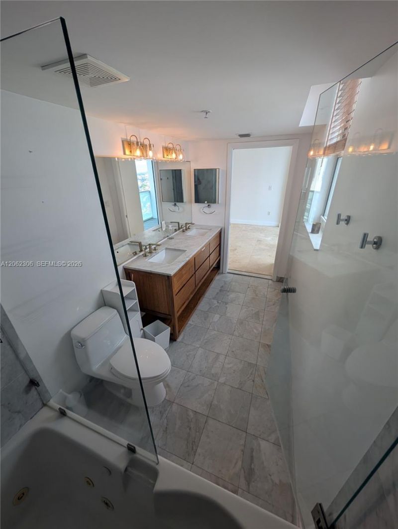 31 SE 5 , Unit 3002, Miami, FL 33131 Photo