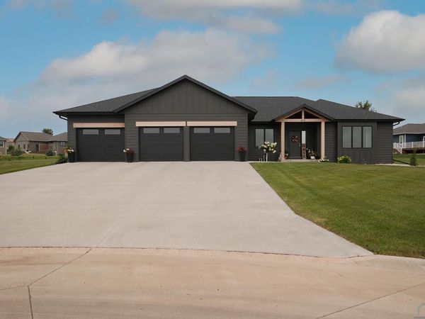 612 18th Street SE, Sioux Center, IA 51250