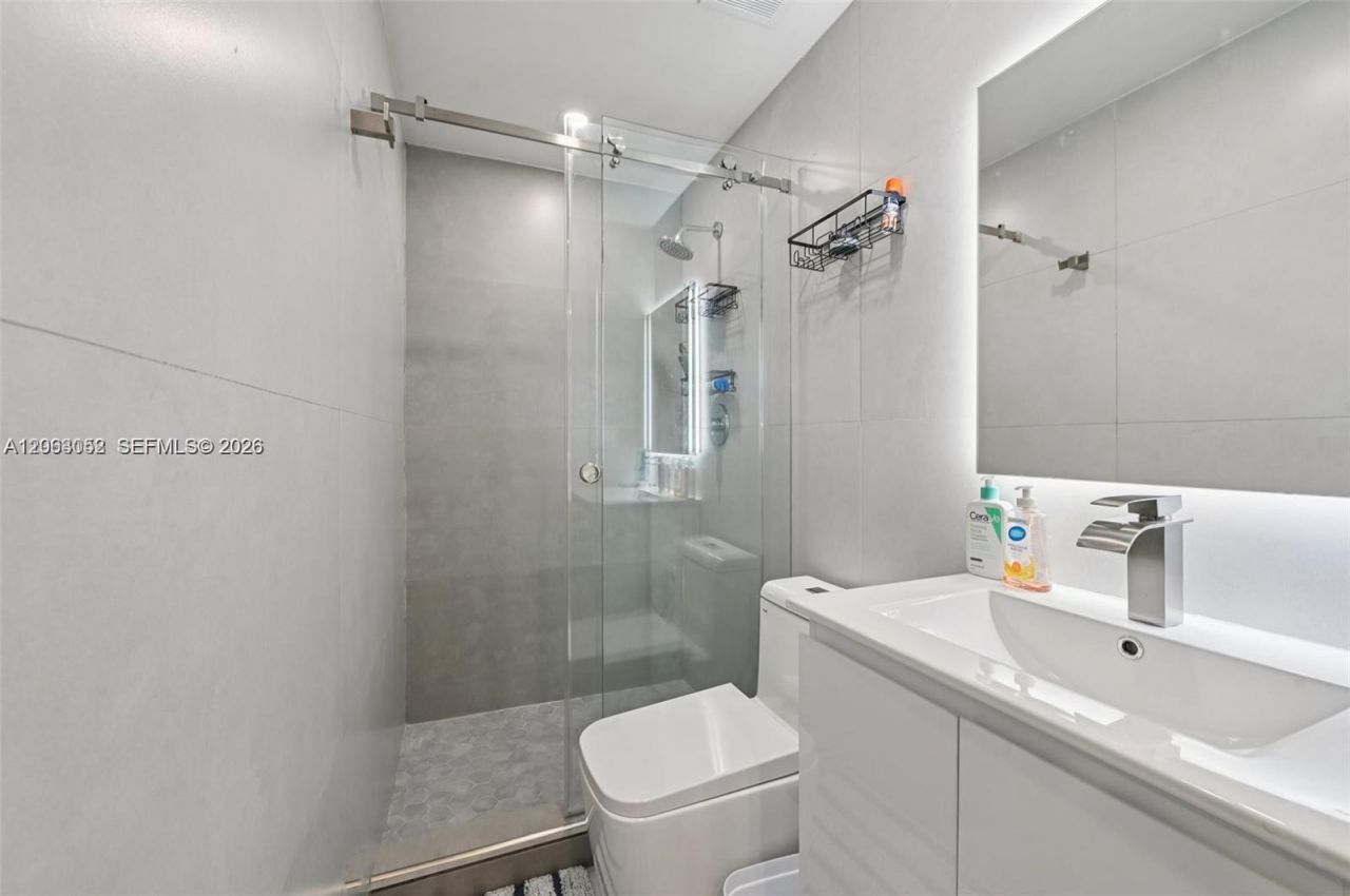 5152 SW 6th St , Unit B, Miami, FL 33134 Photo